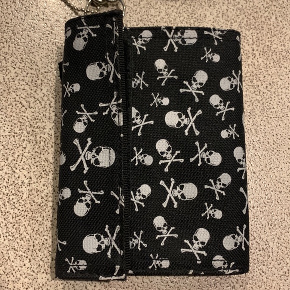 NWOT Skull & Cross Bones Tri-fold Wallet Purse with Chain Nylon/Velcro Closure - Picture 2 of 11
